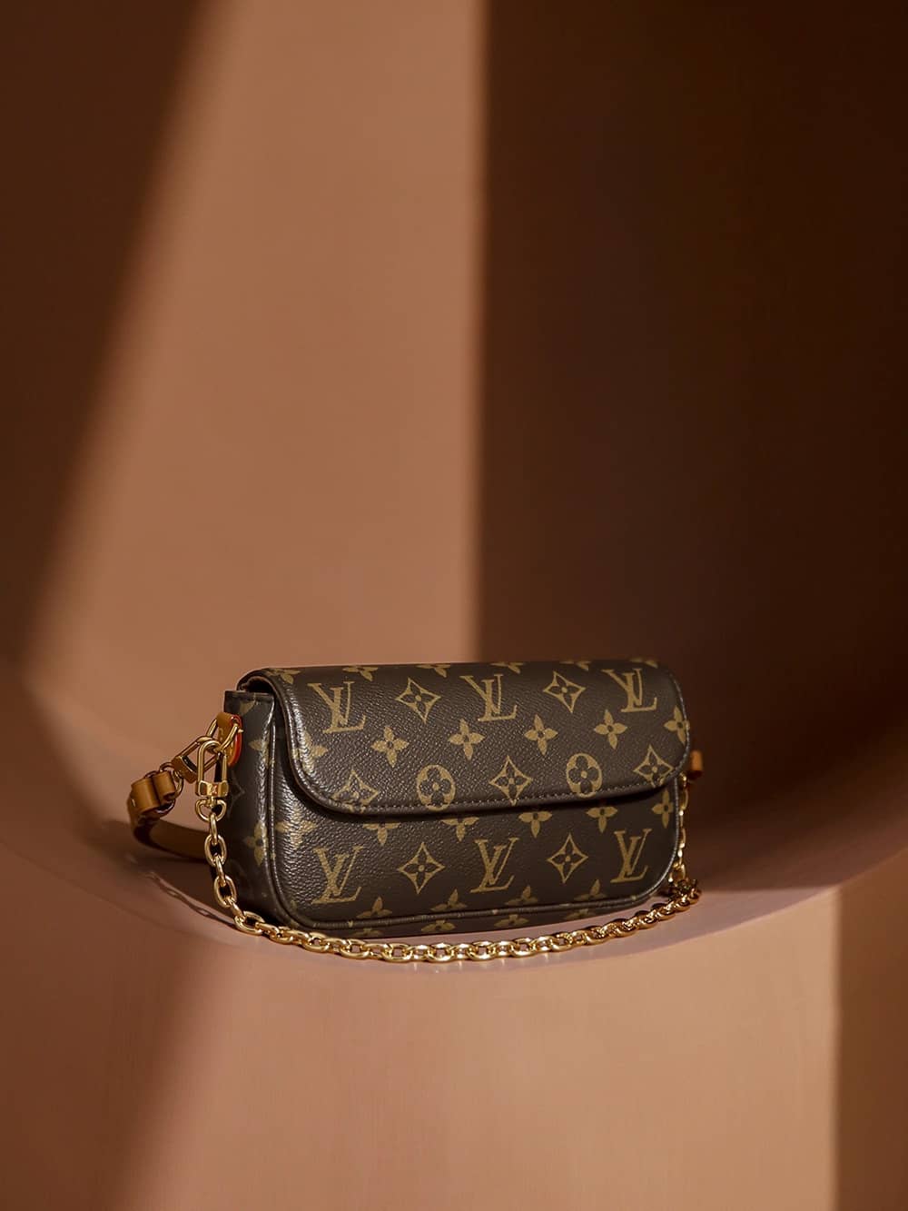 Louis Vuitton Ivy Wallet on Chain Bag Monogram with Gold Hardware