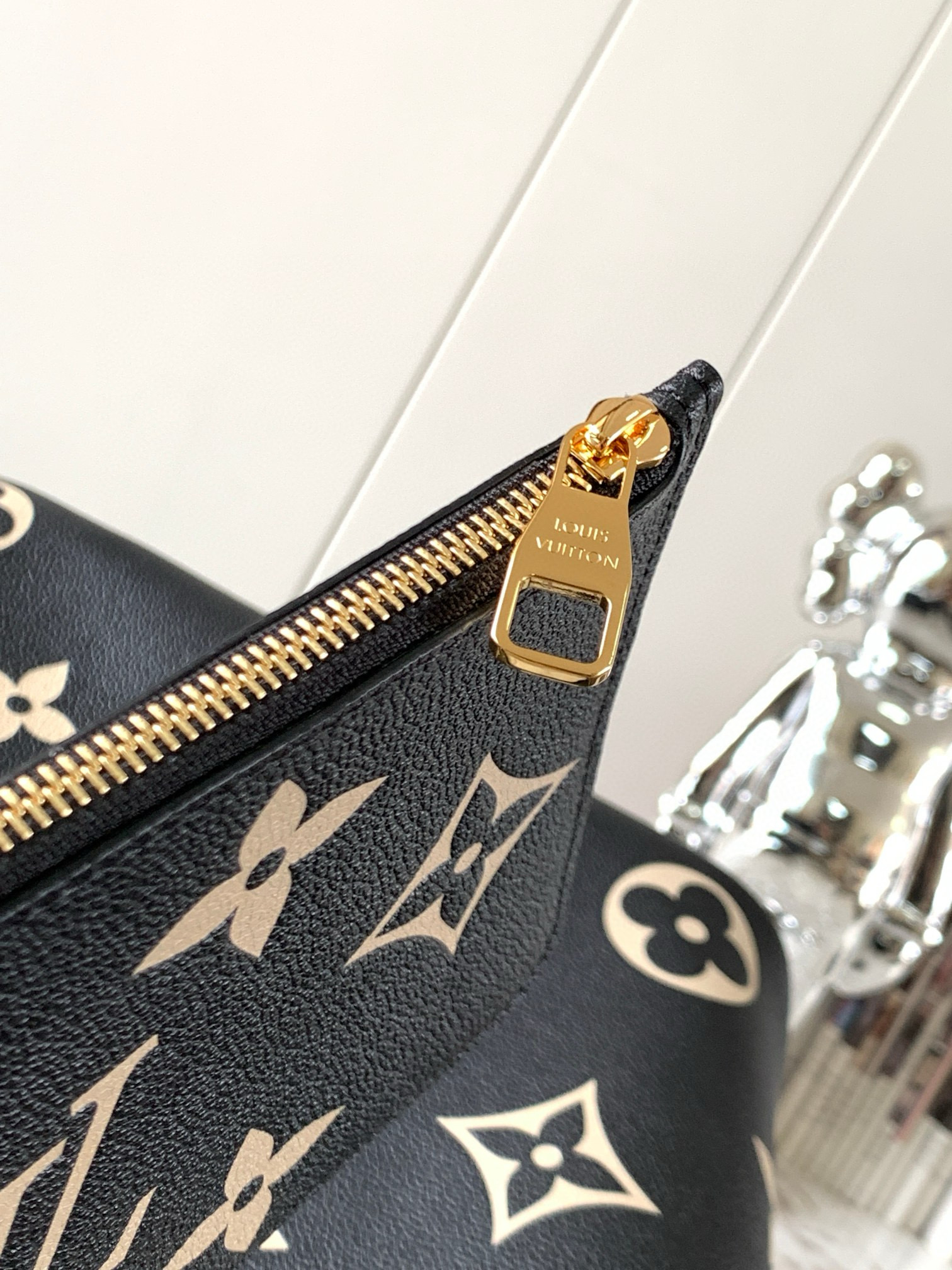 Louis Vuitton Neverfull MM Bag Black / Beige with Gold Hardware