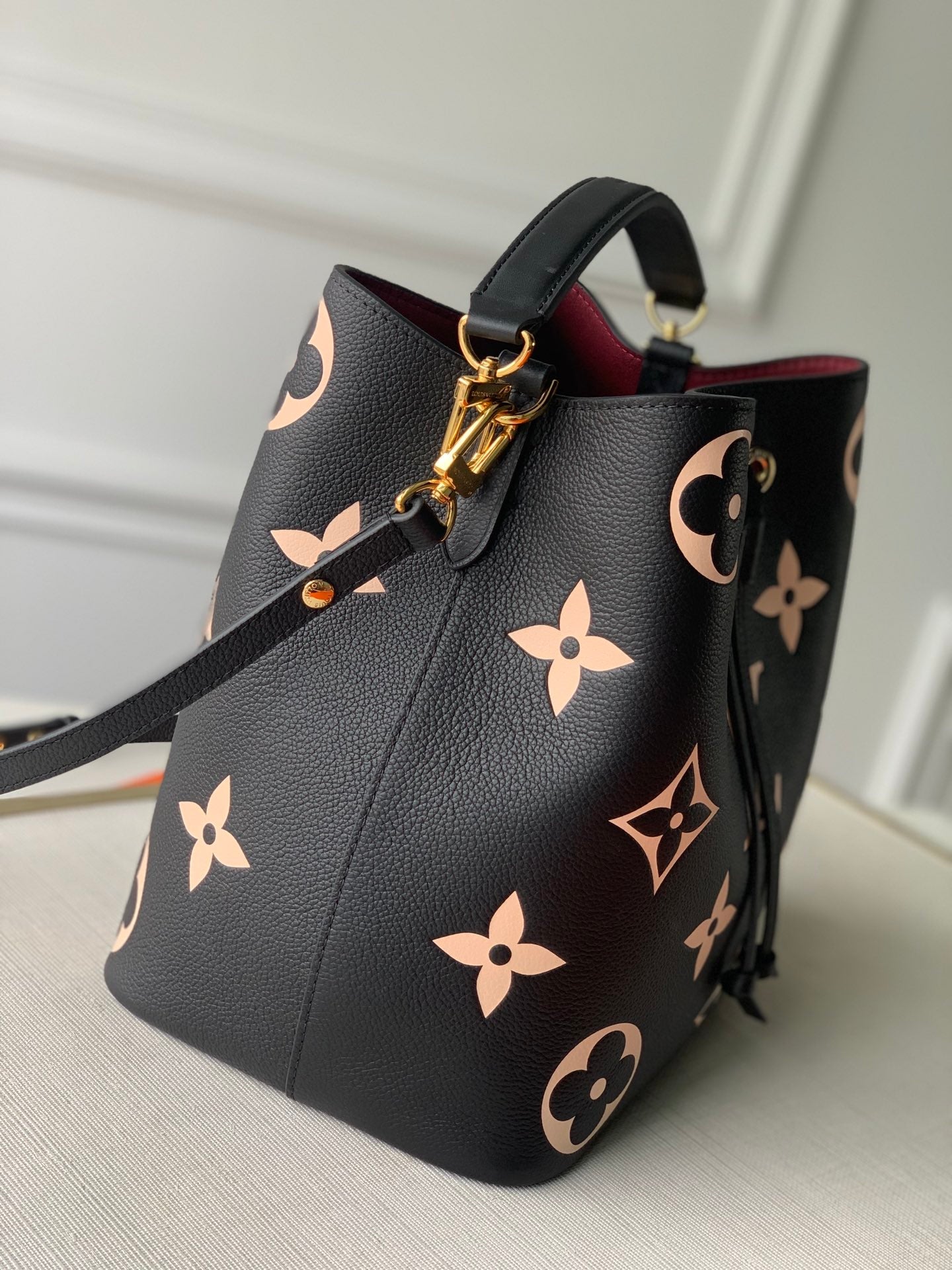 Louis Vuitton NéoNoé MM Bag Black/Beige with Gold Hardware