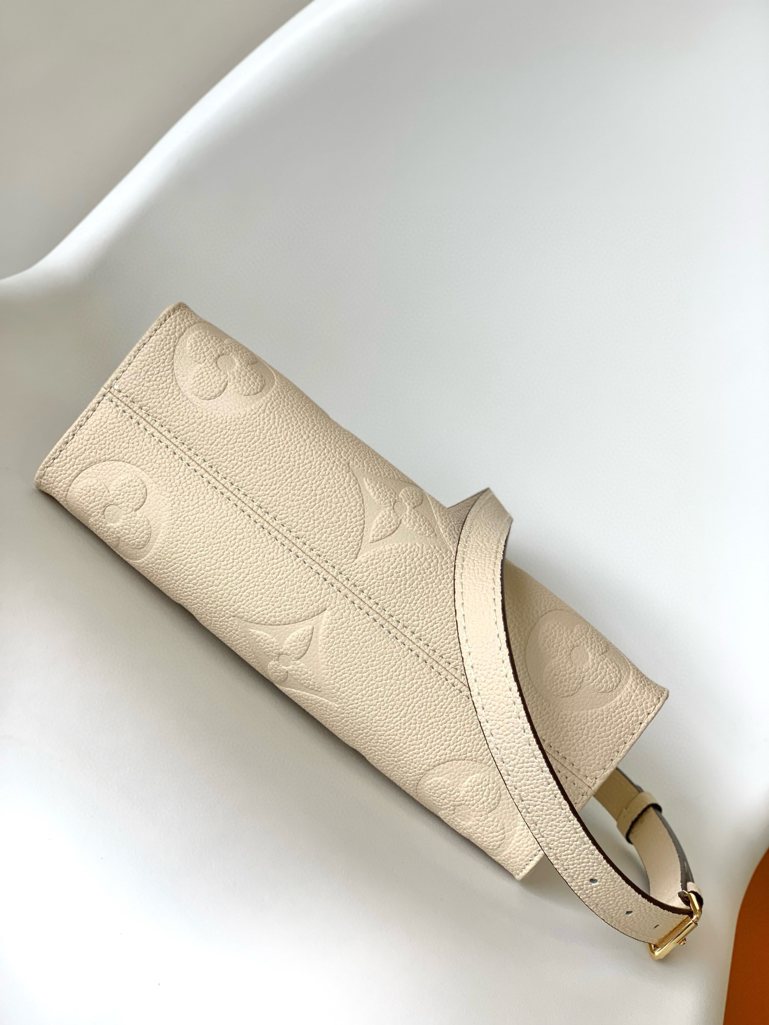 Louis Vuitton OnTheGo _East West Bag Cream with Gold Hardware