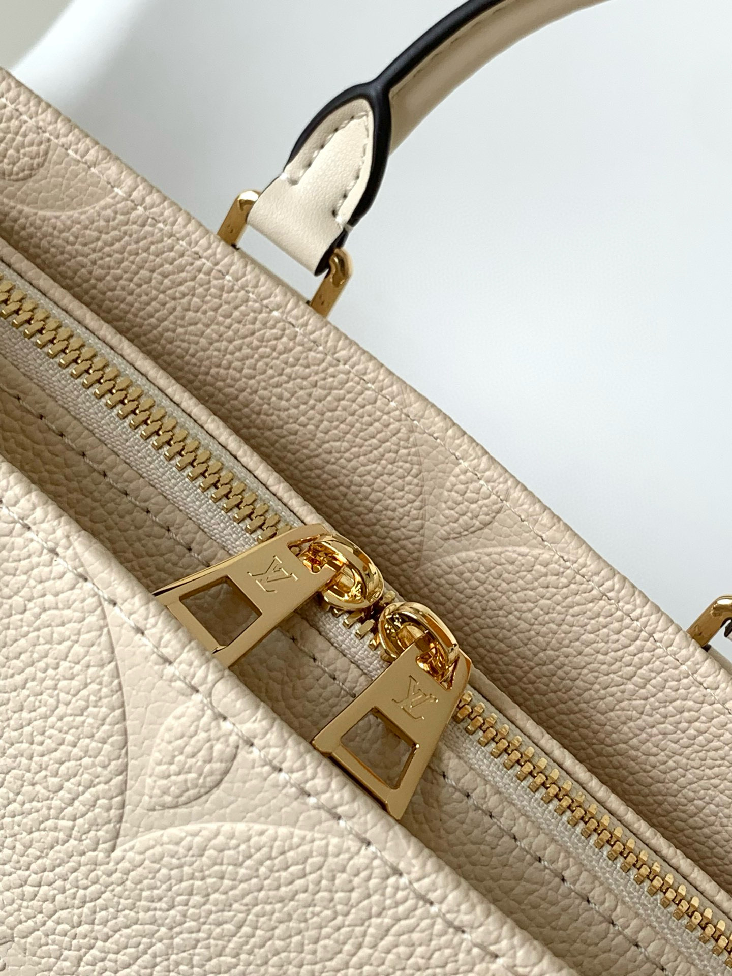 Louis Vuitton OnTheGo _East West Bag Cream with Gold Hardware