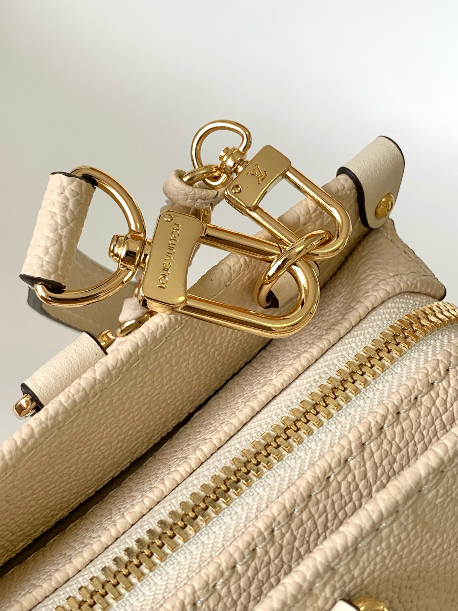 Louis Vuitton OnTheGo _East West Bag Cream with Gold Hardware