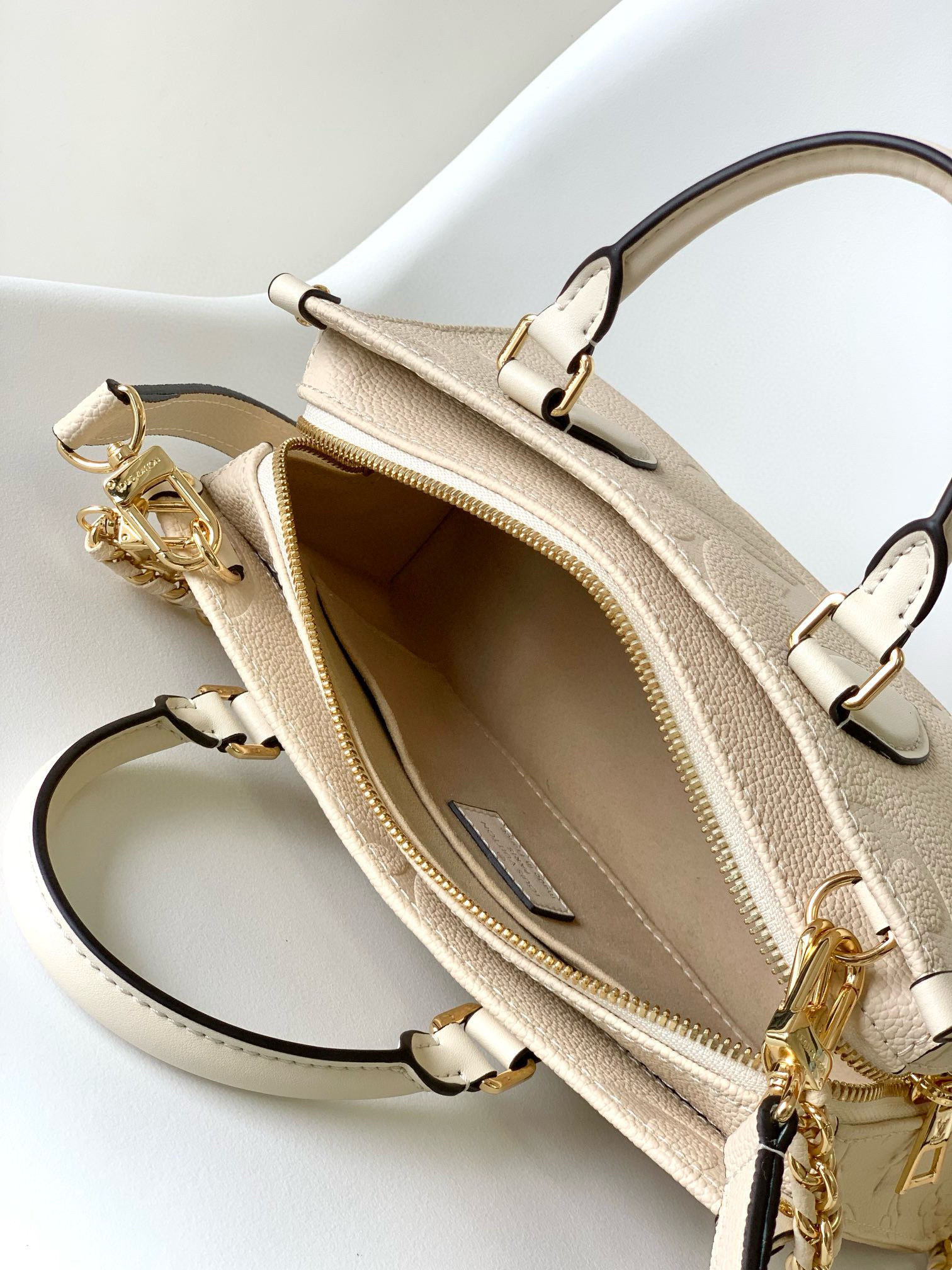 Louis Vuitton OnTheGo _East West Bag Cream with Gold Hardware